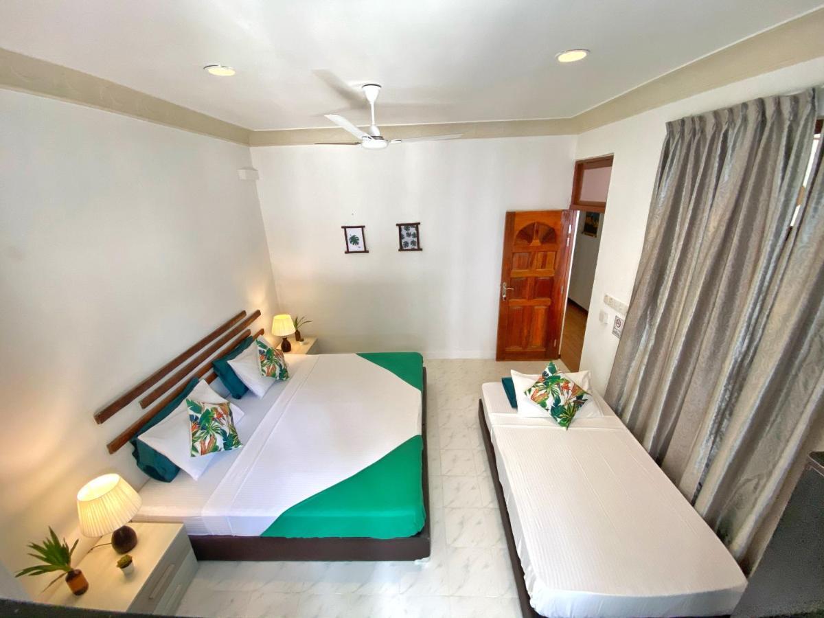 Ocean Breeze Maldives Hotel Thulusdhoo Esterno foto
